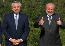 Argentine President Alberto Fernandez (L) and his Brazilian counterpart Luiz Inacio Lula da Silva have spoken out against new conditions for an EU-Mercosur free trade deal