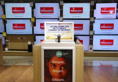 یک تلفن همراه Jio در داخل فروشگاه دیجیتال Reliance Industries Ltd، بمبئی، هند، 7 اکتبر 2020 به نمایش گذاشته شده است (عکس: رویترز/نیهاریکا کولکارنی).
