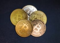 بیت‌کوین، اتر با کم‌رنگ شدن هیاهوی ETF‌های بیت‌کوین و حکم دادگاه Ripple، یکنواخت معامله می‌شوند
